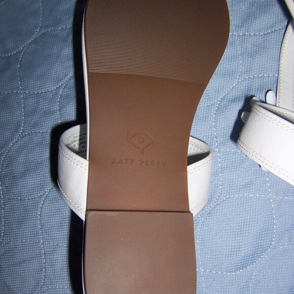 Katy Perry White Flower Thong Sandals - Picture 13 of 13